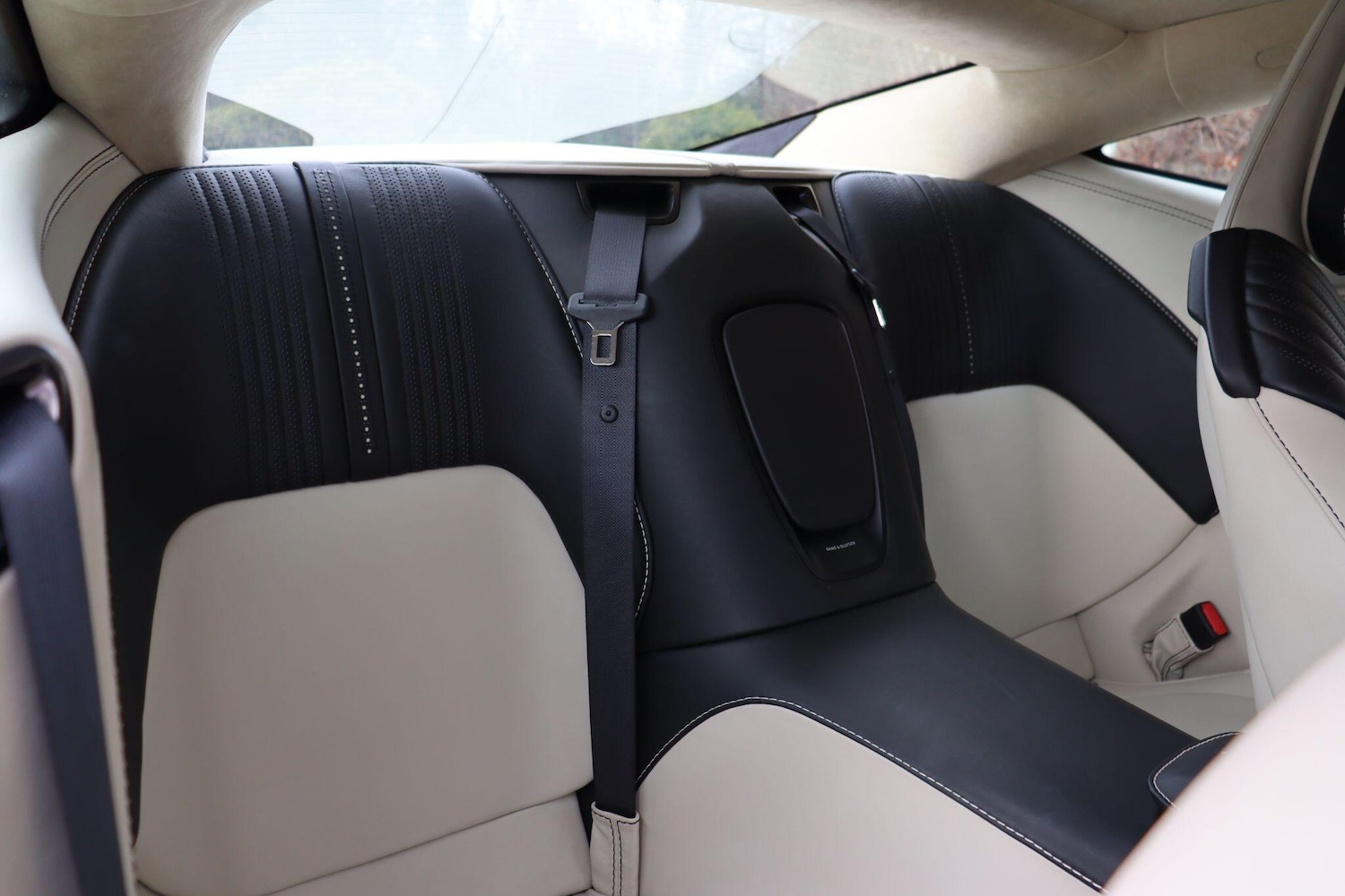 Used Aston Martin DB11 2016 for sale - 77238209: Photo 11