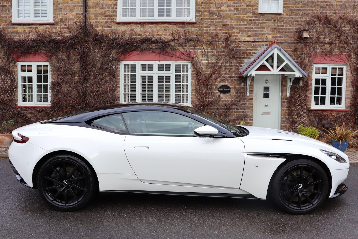 Used Aston Martin DB11 2016 for sale - 77238209: Photo 8