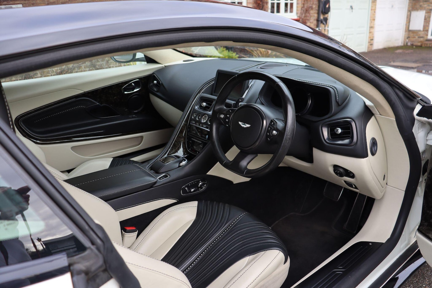 Used Aston Martin DB11 2016 for sale - 77343735: Photo 10