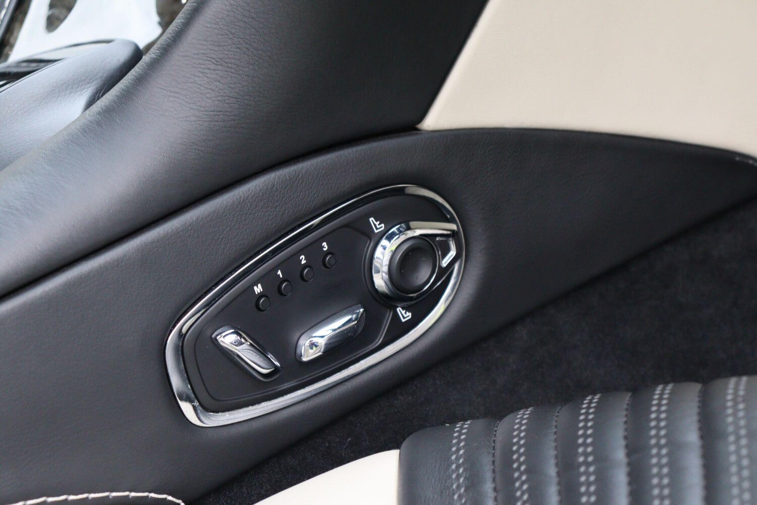 Used Aston Martin DB11 2016 for sale - 77343735: Photo 14