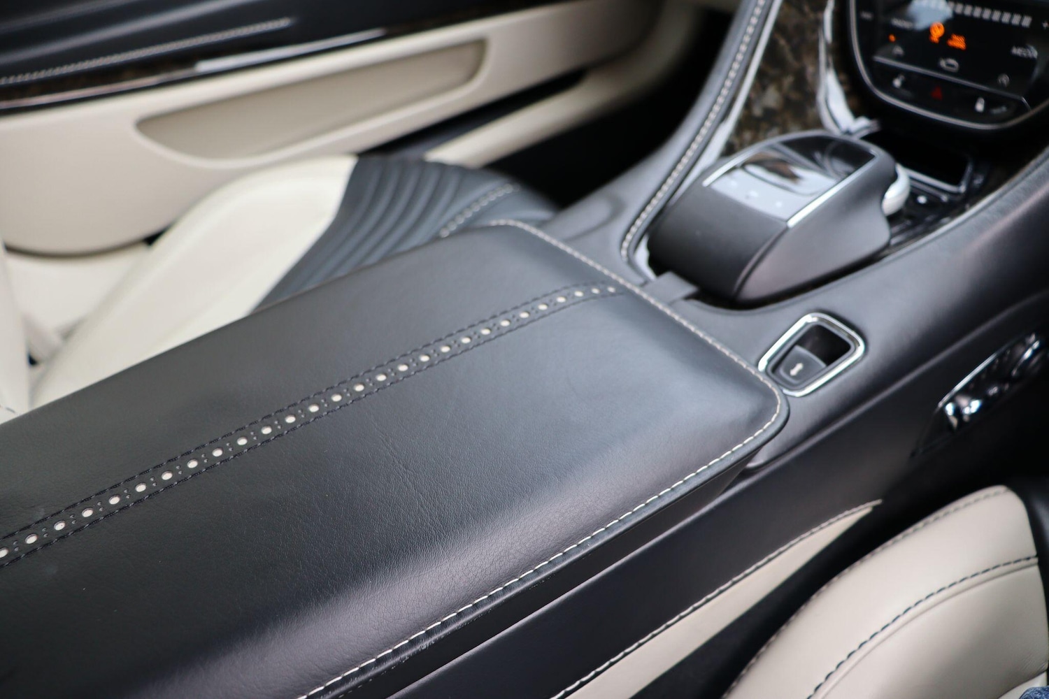 Used Aston Martin DB11 2016 for sale - 77343735: Photo 19