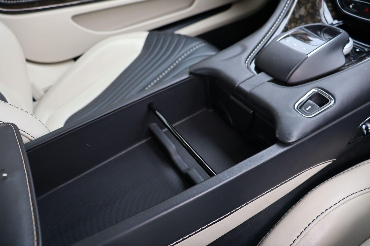 Used Aston Martin DB11 2016 for sale - 77343735: Photo 20