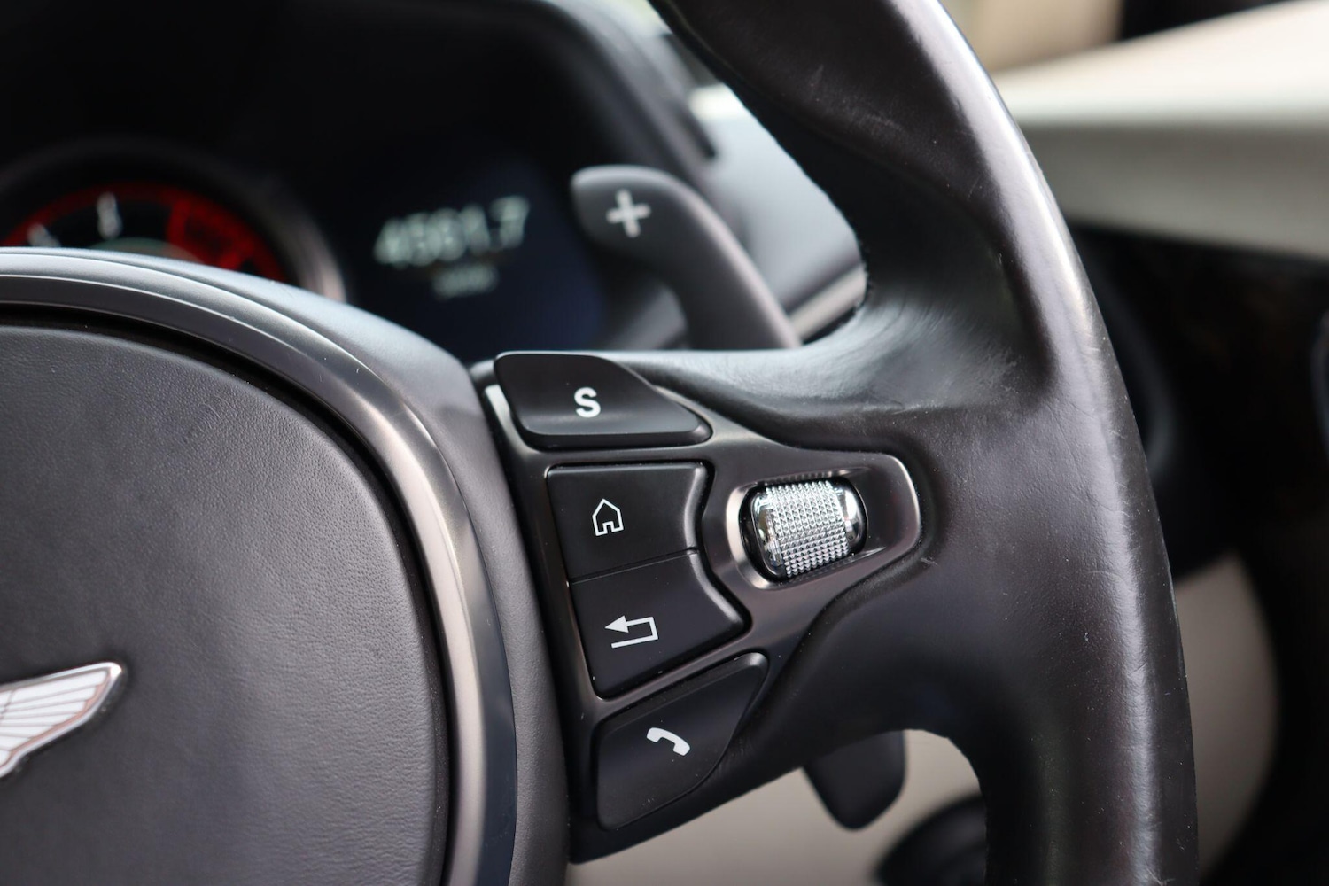 Used Aston Martin DB11 2016 for sale - 77343735: Photo 24