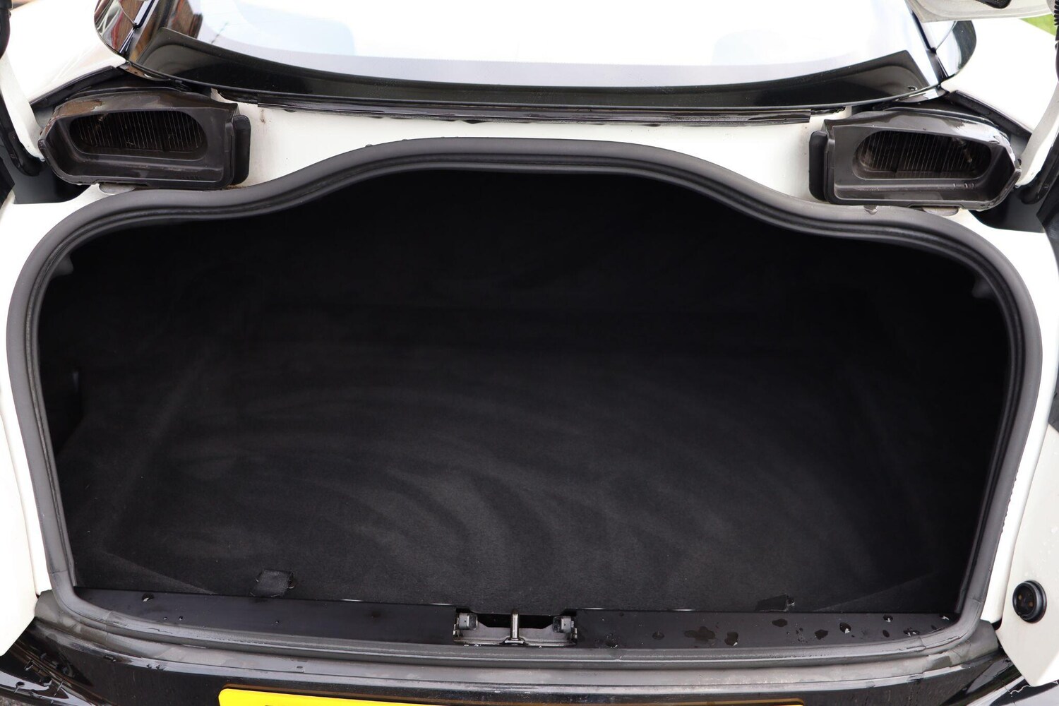 Used Aston Martin DB11 2016 for sale - 77343735: Photo 26