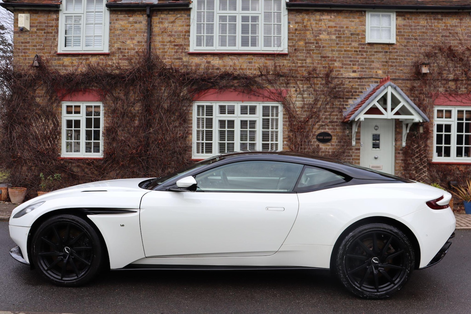 Used Aston Martin DB11 2016 for sale - 77343735: Photo 4