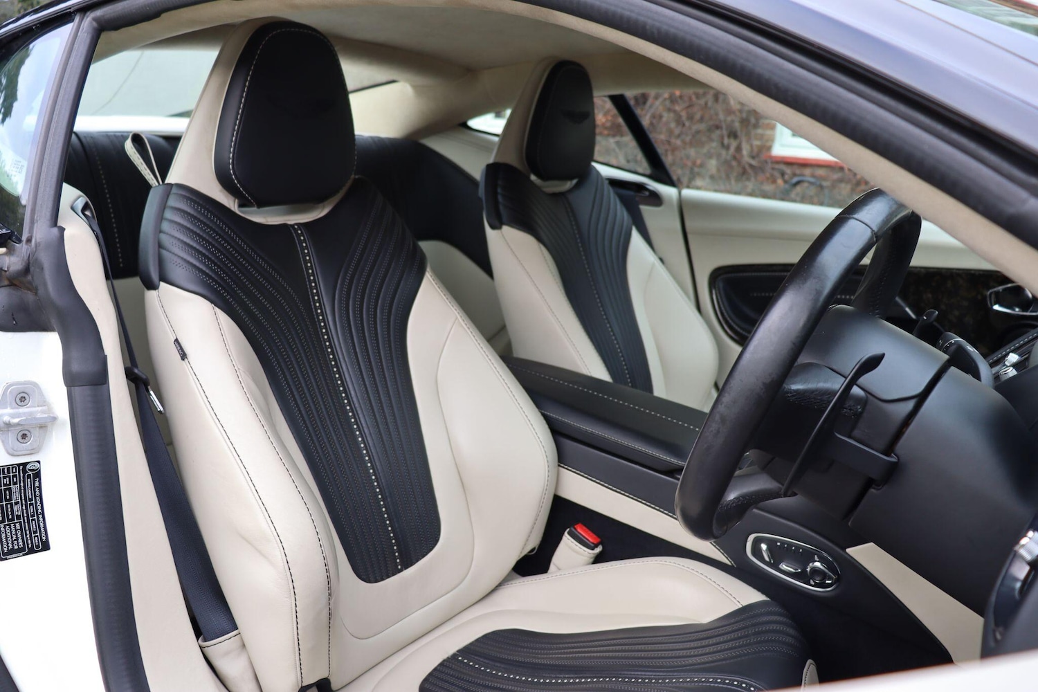 Used Aston Martin DB11 2016 for sale - 77343735: Photo 9