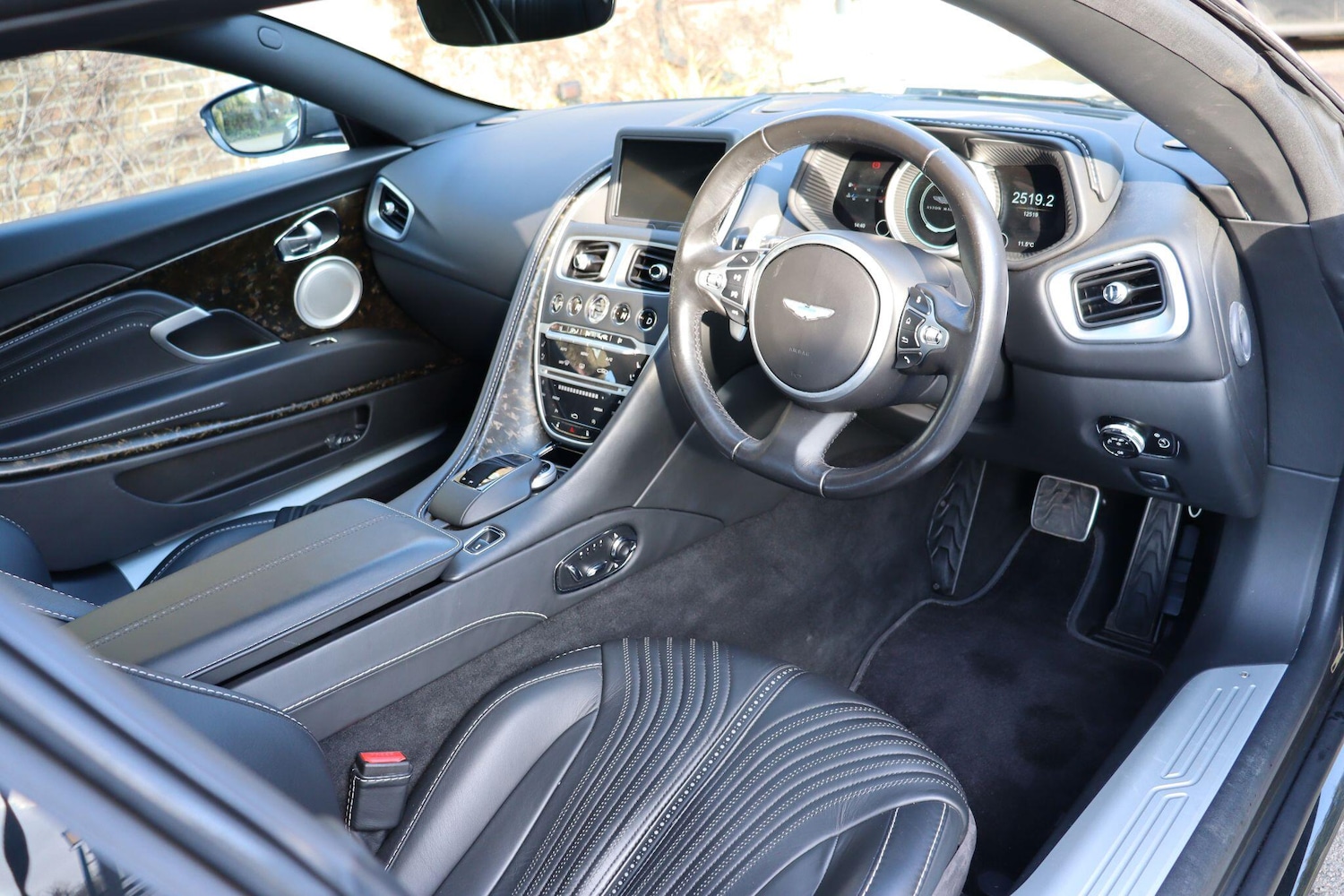 Used Aston Martin DB11 2016 for sale - 77926015: Photo 11