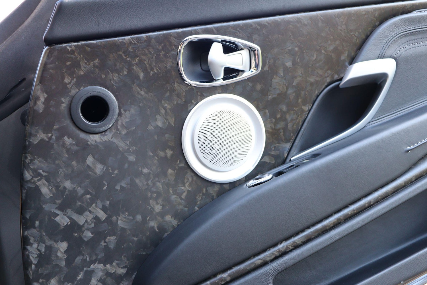 Used Aston Martin DB11 2016 for sale - 77926015: Photo 14