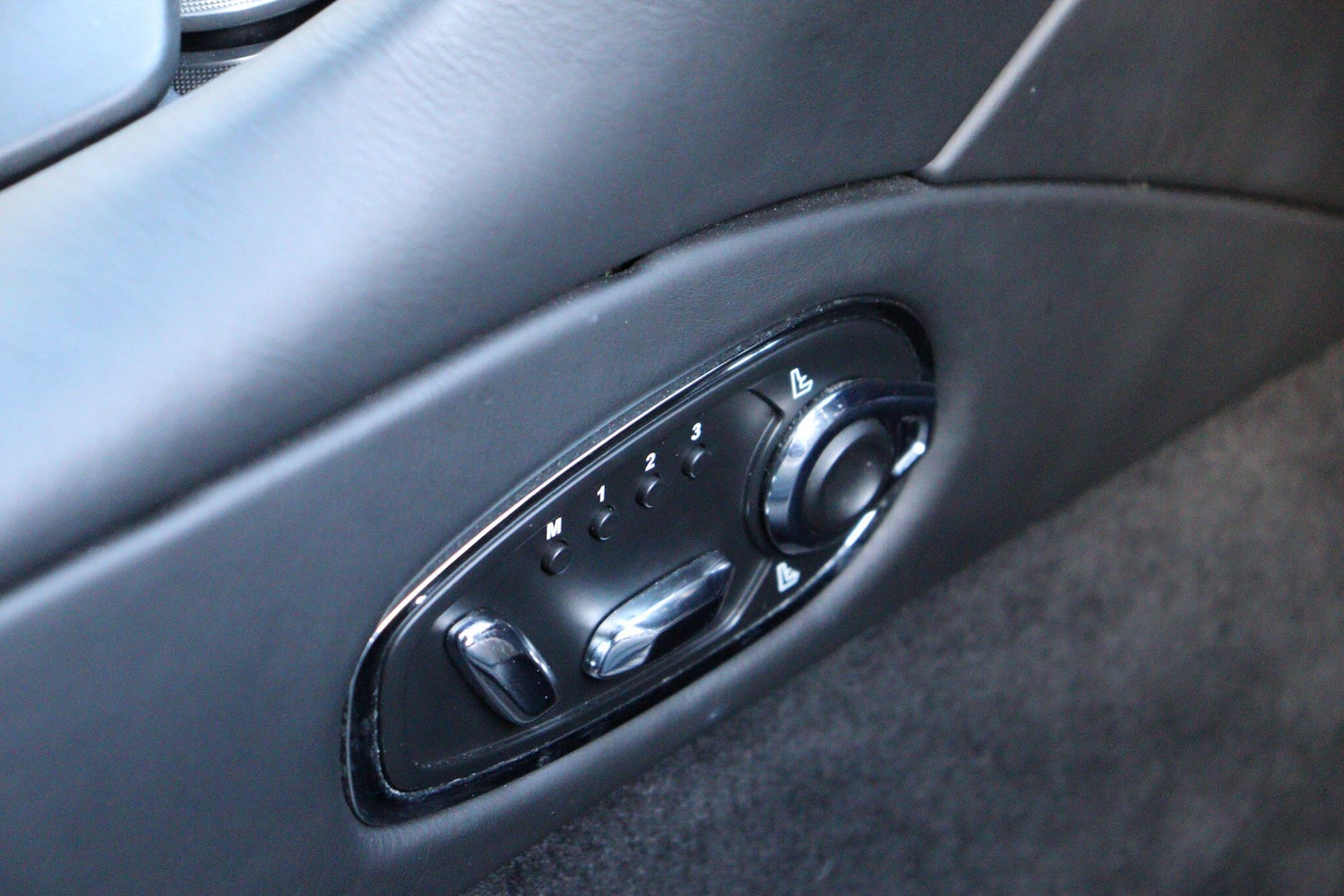 Used Aston Martin DB11 2016 for sale - 77926015: Photo 20