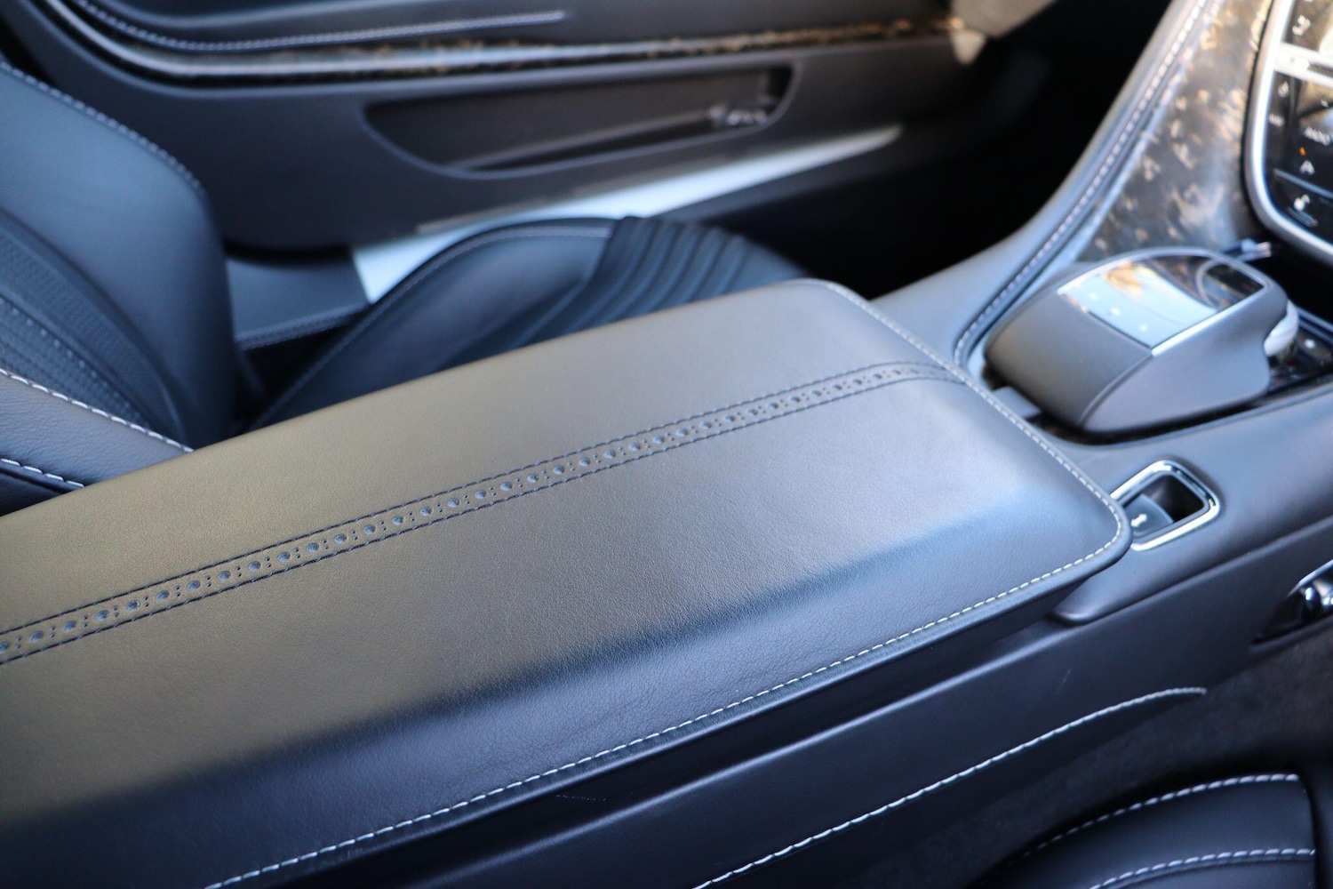 Used Aston Martin DB11 2016 for sale - 77926015: Photo 21