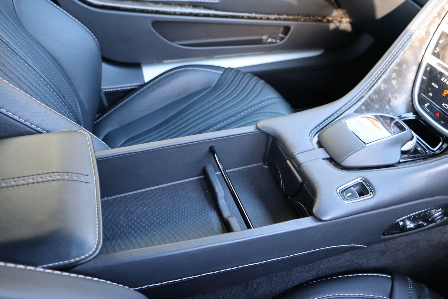 Used Aston Martin DB11 2016 for sale - 77926015: Photo 22