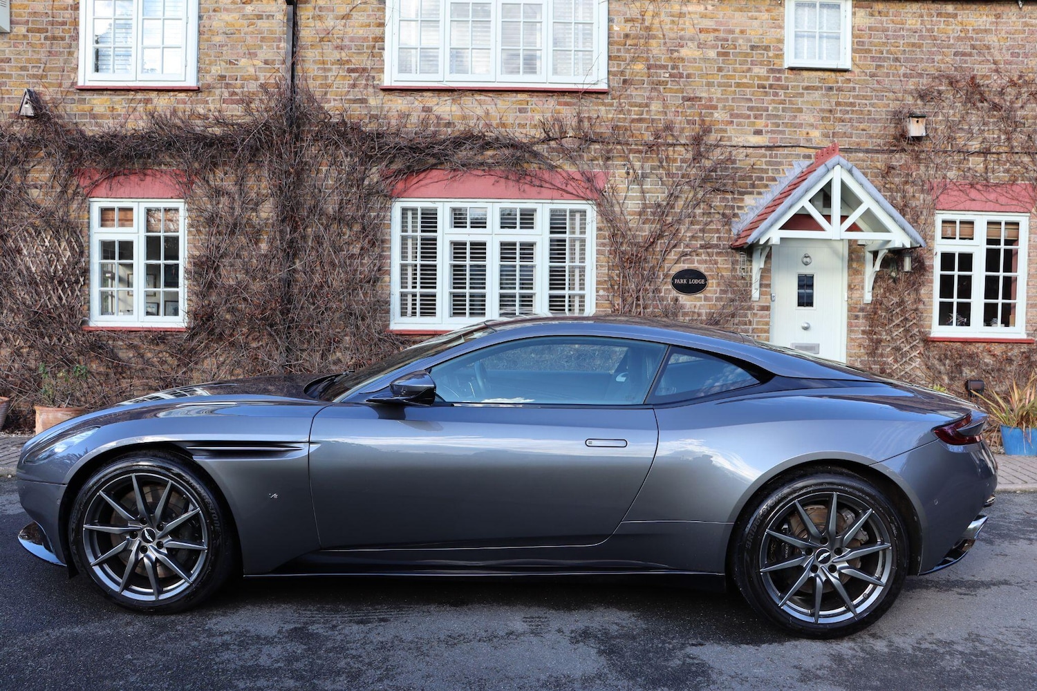 Used Aston Martin DB11 2016 for sale - 77926015: Photo 4