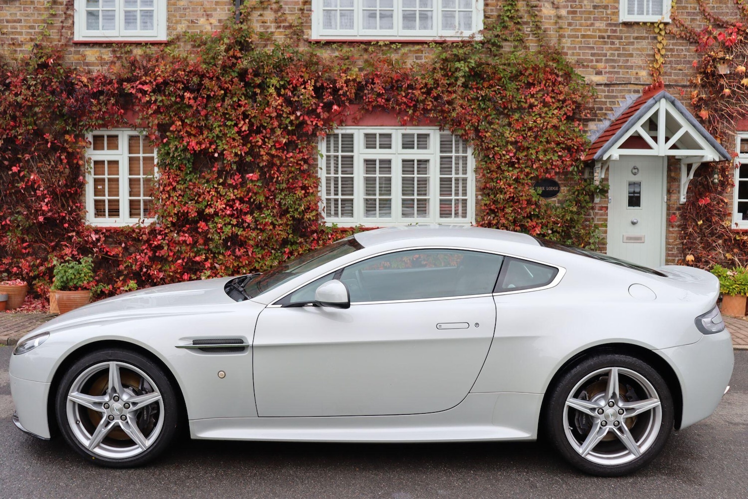 Used Aston Martin Vantage 2016 for sale - 76537772: Photo 4