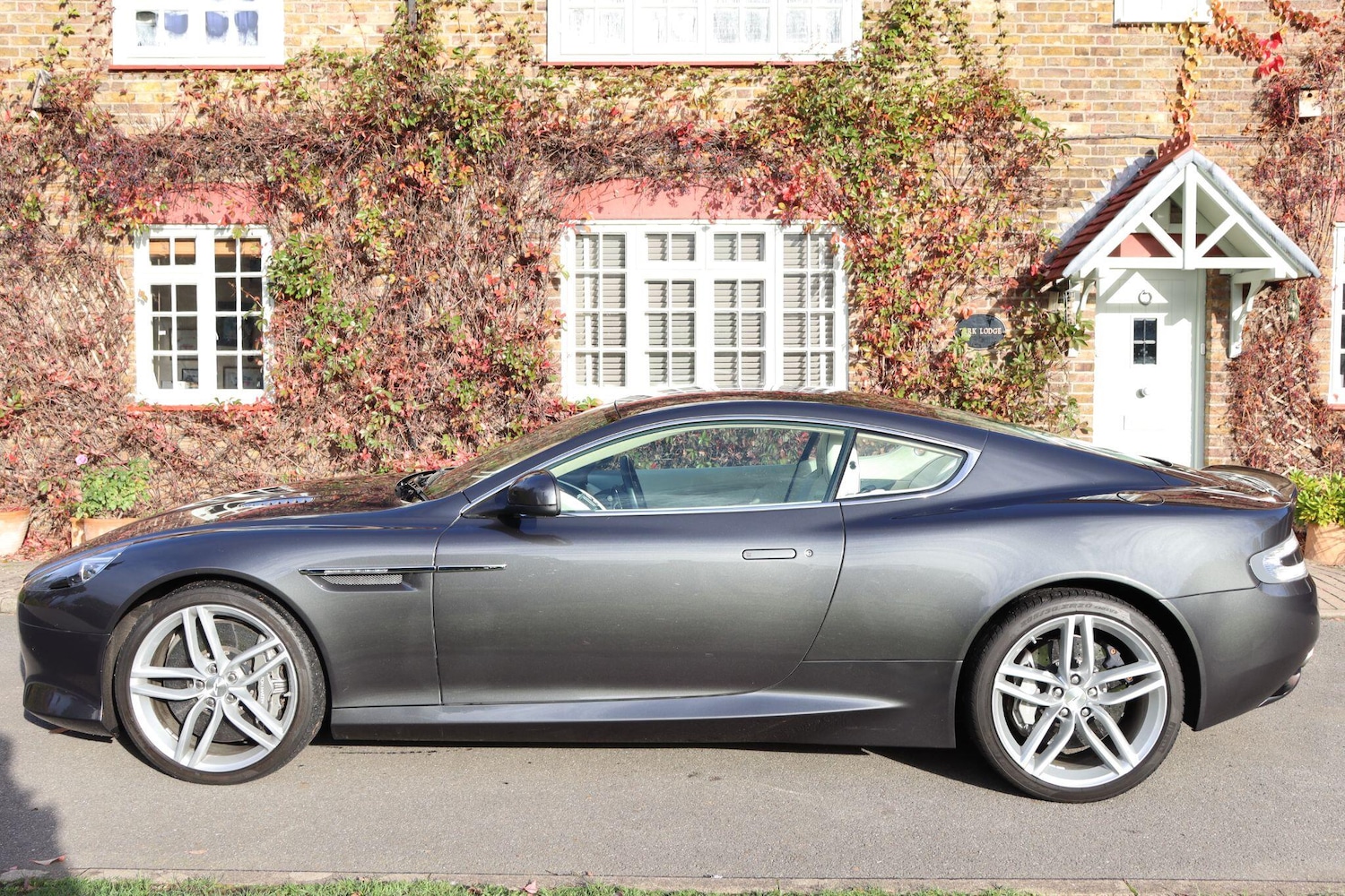 Used Aston Martin DB9 2014 for sale - 77050784: Photo 4