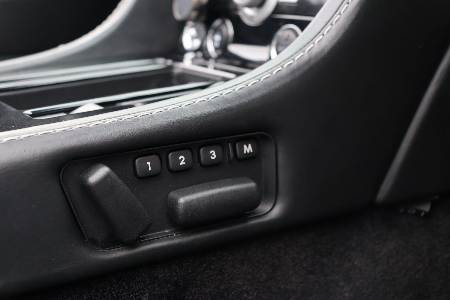 Used Aston Martin DBS 2009 for sale - 78171154: Photo 23