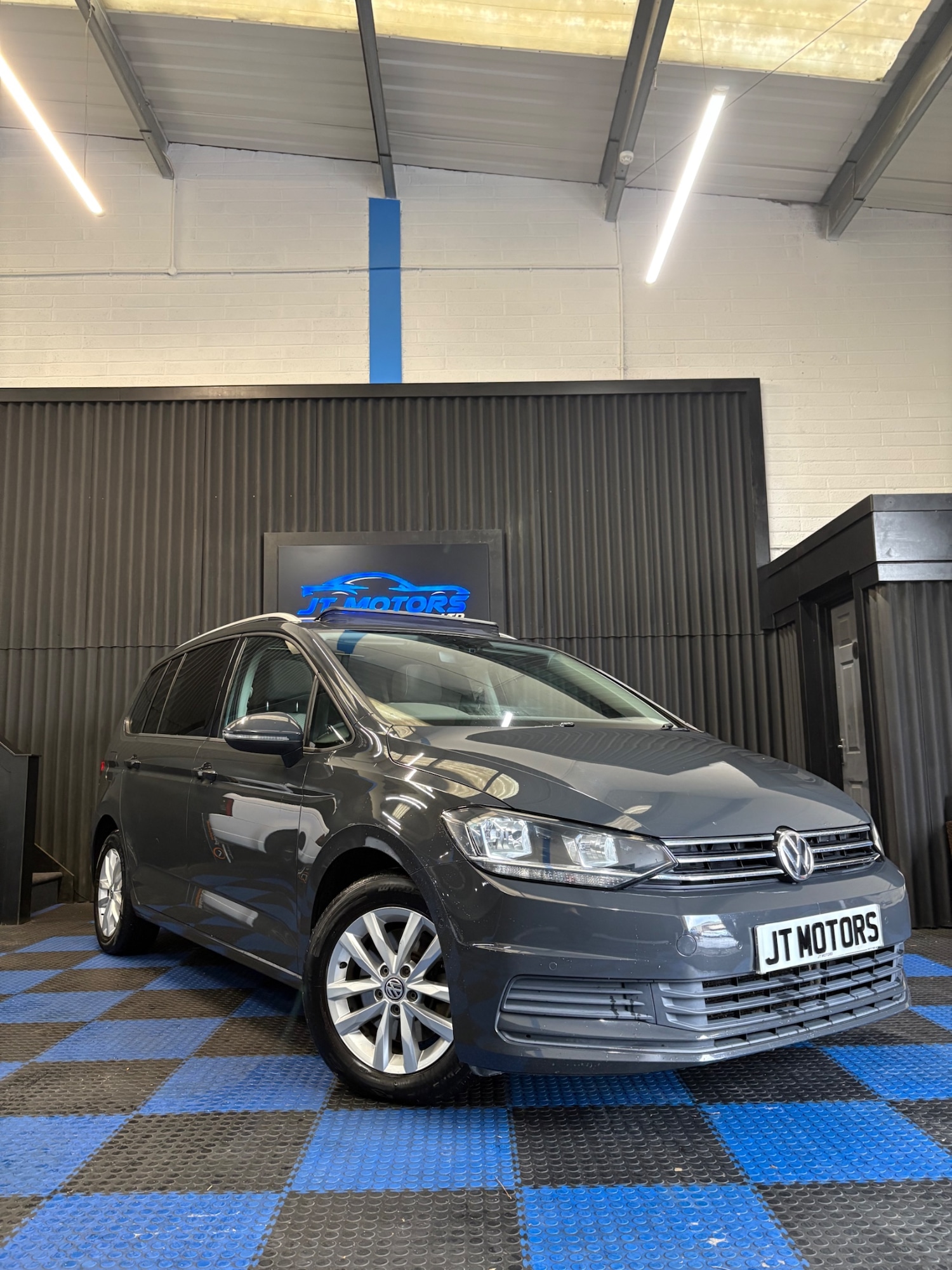 Used Volkswagen Touran 2017 for sale - 76426669: Photo 1