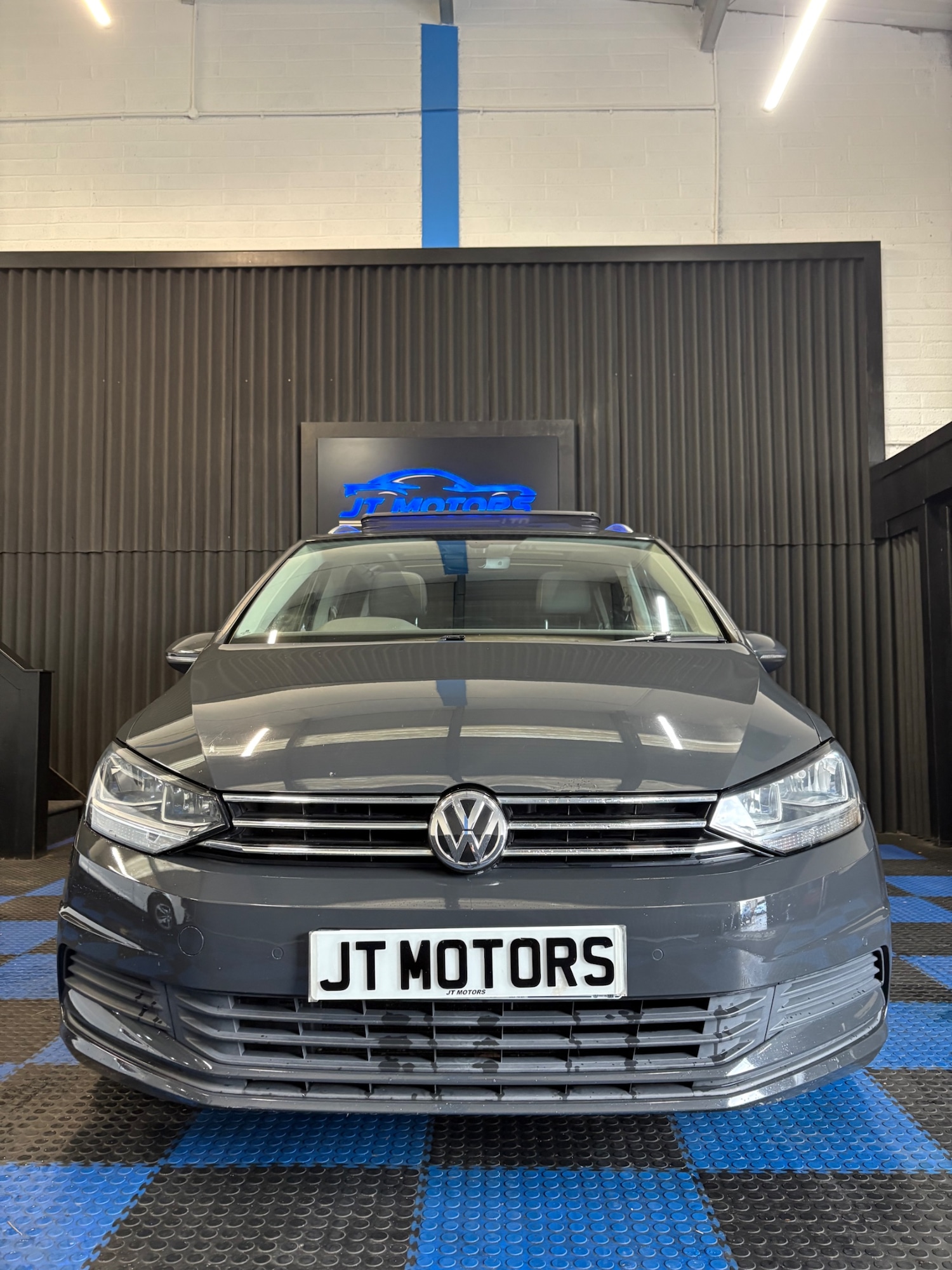 Used Volkswagen Touran 2017 for sale - 76426669: Photo 2