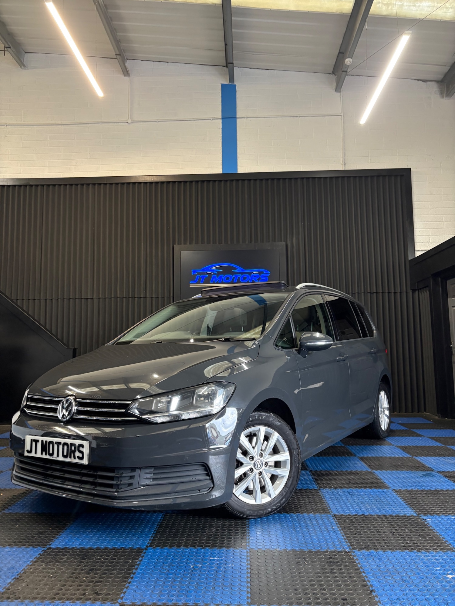 Used Volkswagen Touran 2017 for sale - 76426669: Photo 3