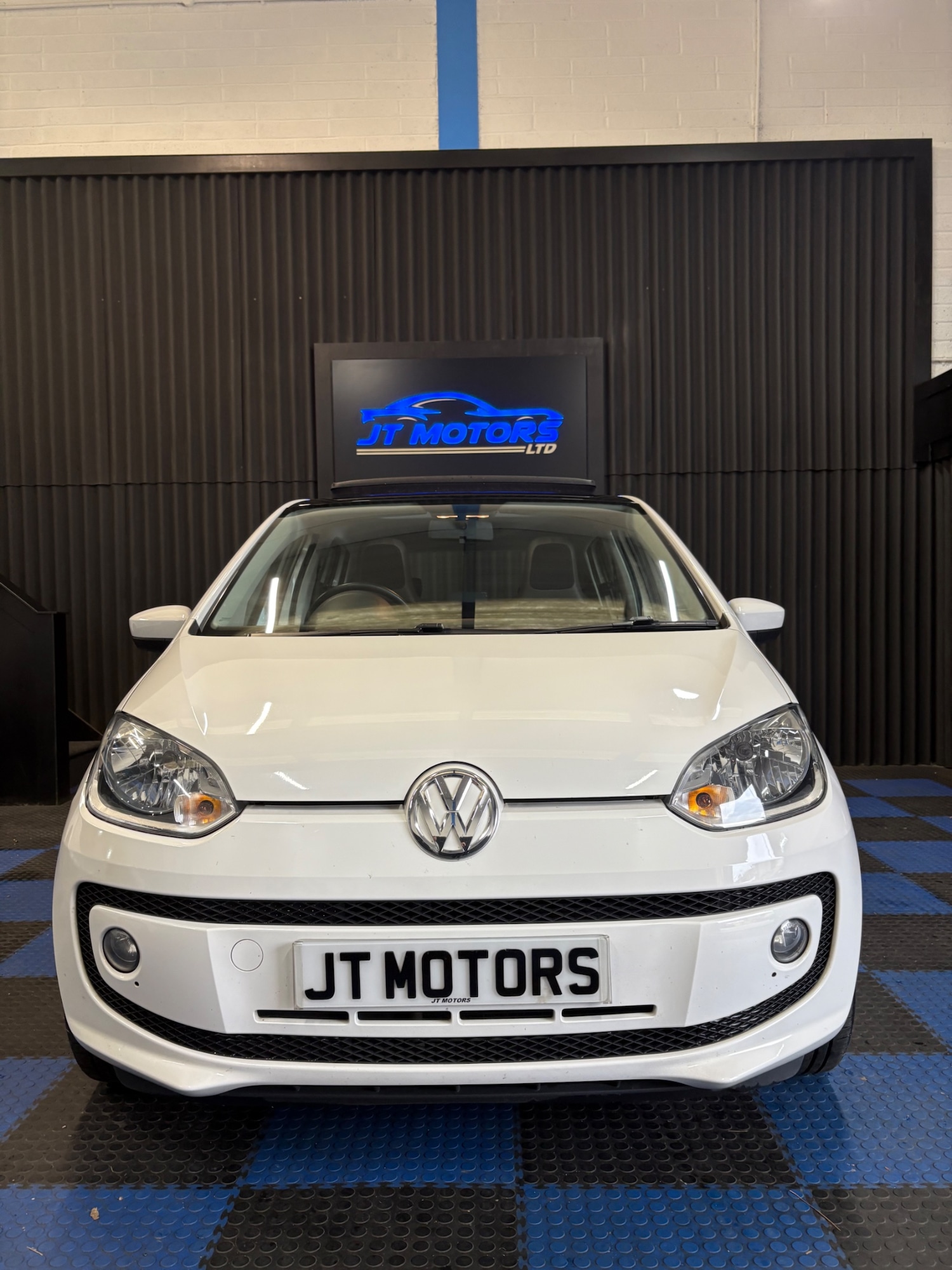 Used Volkswagen up! 2014 for sale - 76404524: Photo 2