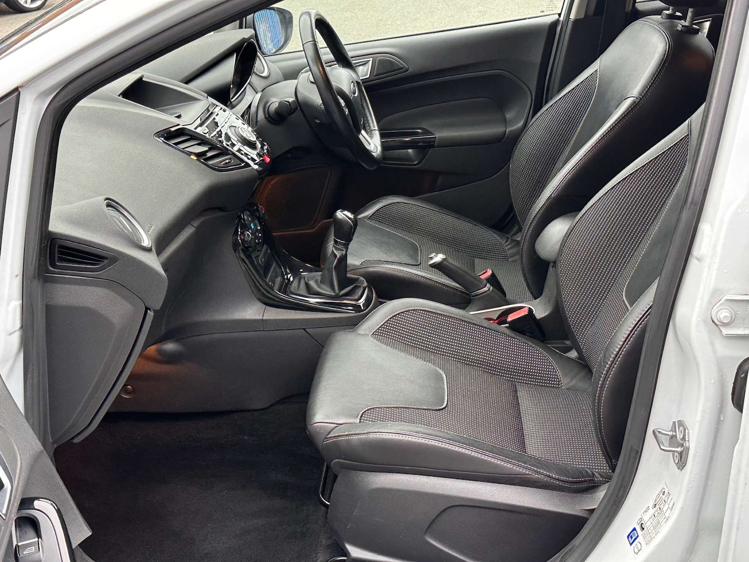 Used Ford Fiesta 2015 for sale - 76220572: Photo 41