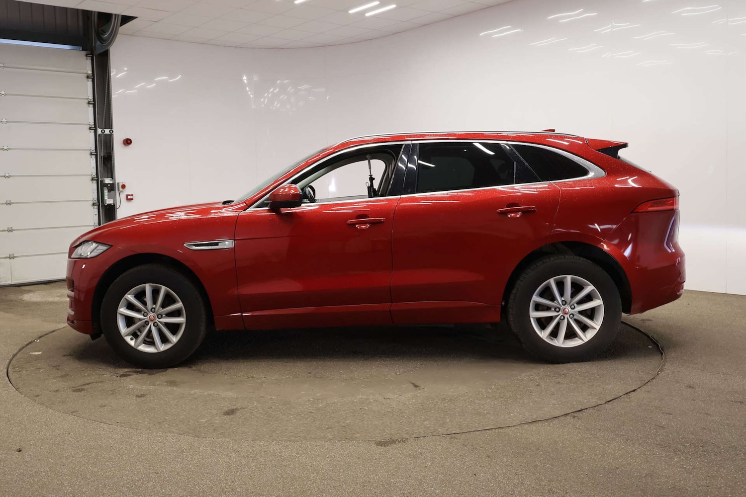 Used Jaguar F-Pace 2018 for sale - 77920718: Photo 4