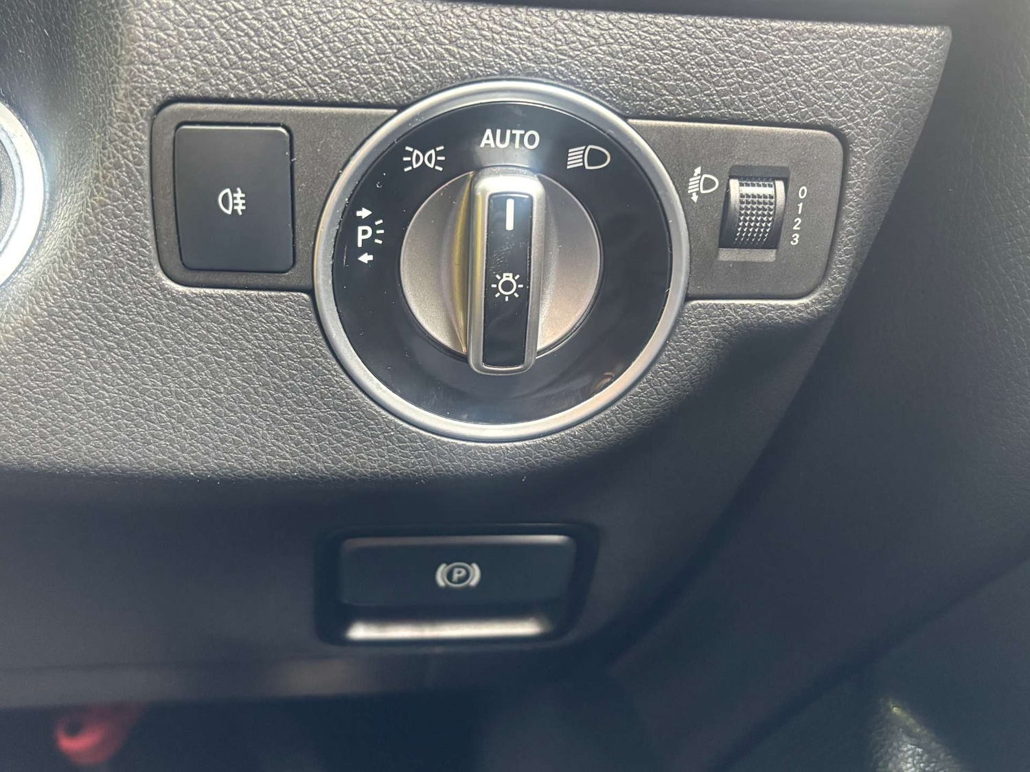 Used Mercedes-Benz A-Class 2015 for sale - 77609417: Photo 27