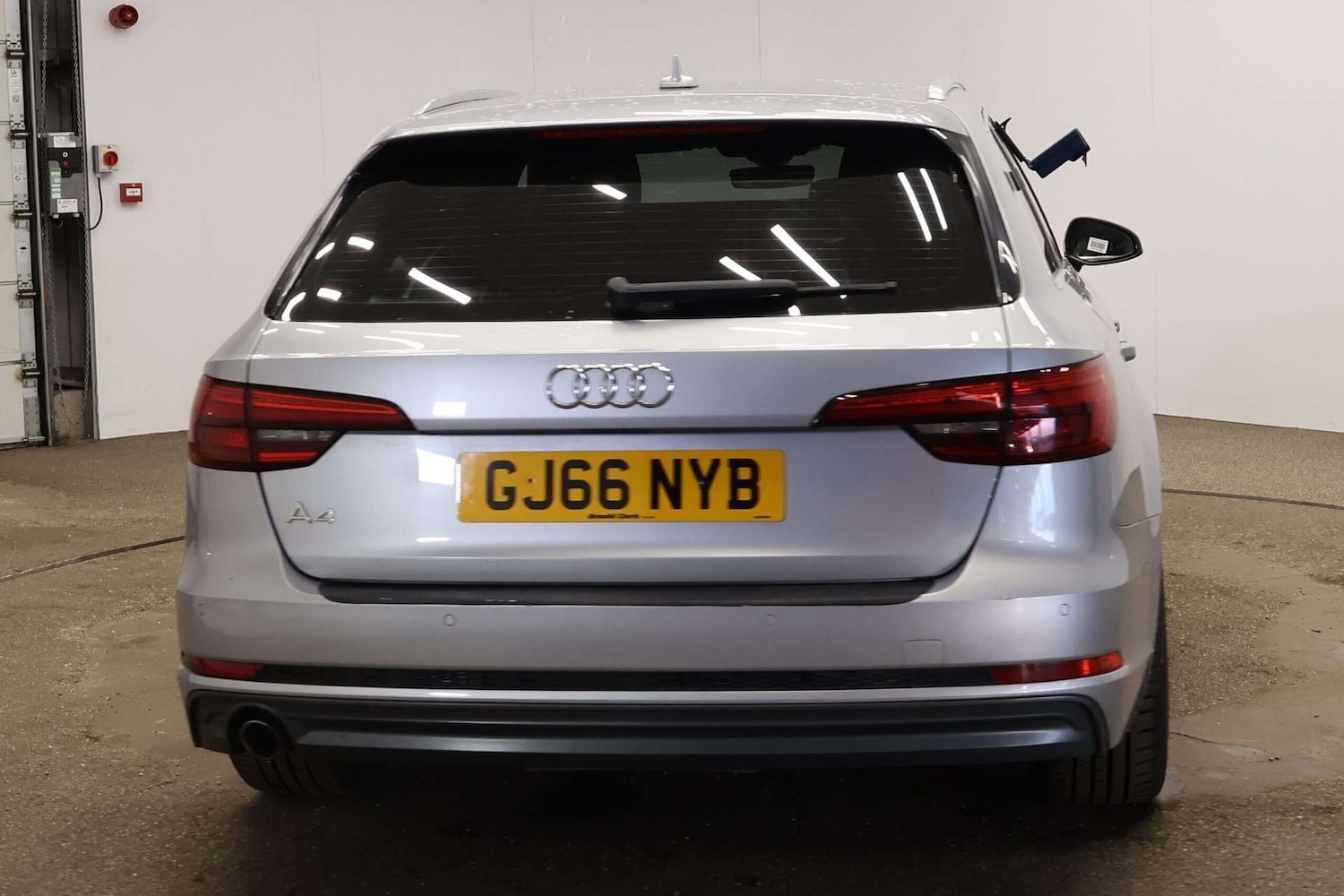 Used Audi A4 2016 for sale - 77920715: Photo 2