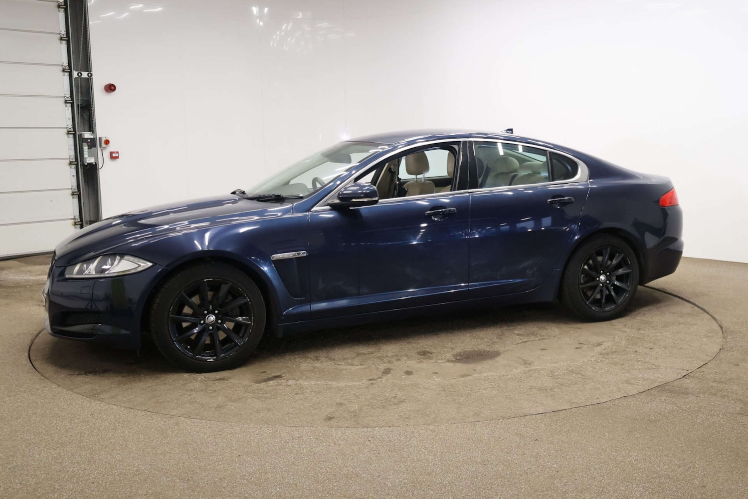 Used Jaguar XF 2013 for sale - 77073371: Photo 4