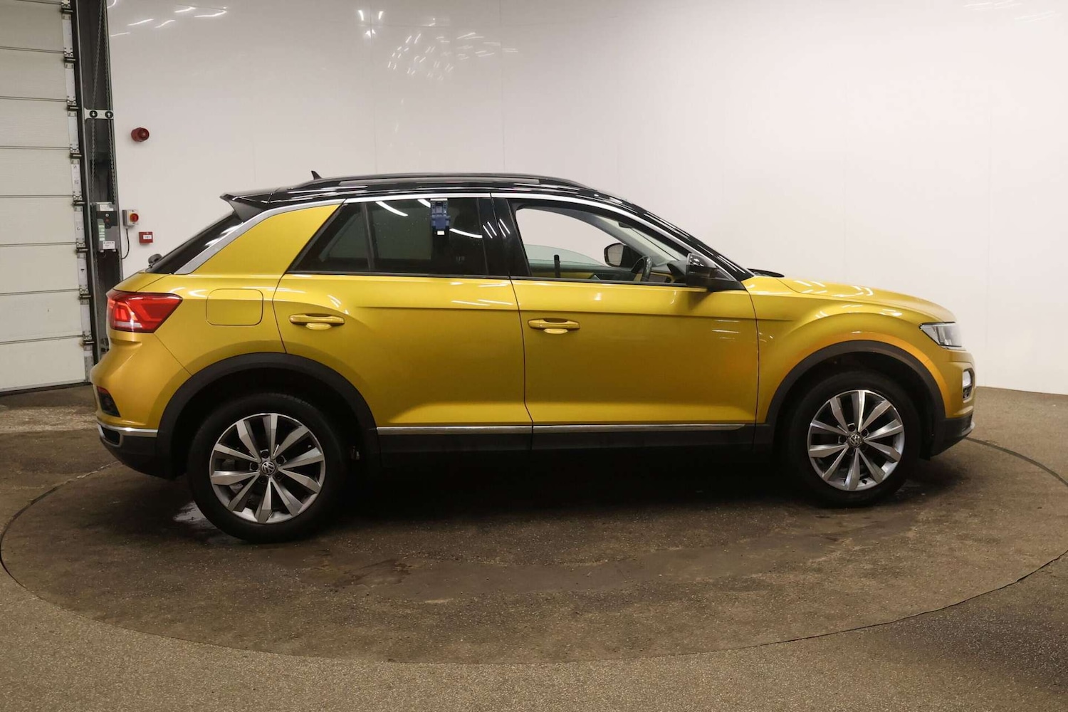Used Volkswagen T-Roc 2019 for sale - 77342155: Photo 2