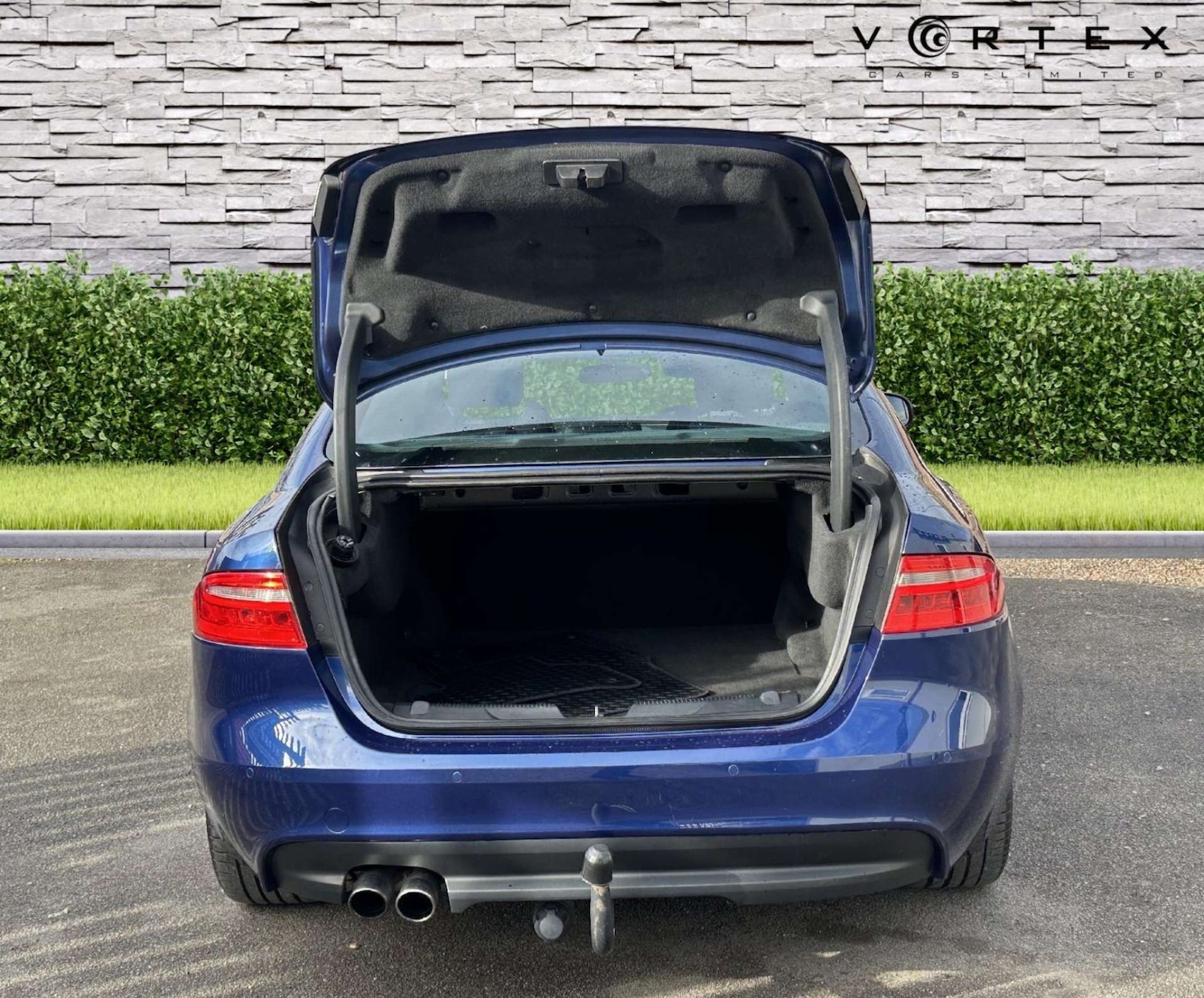 Used Jaguar XE 2016 for sale - 77567354: Photo 8