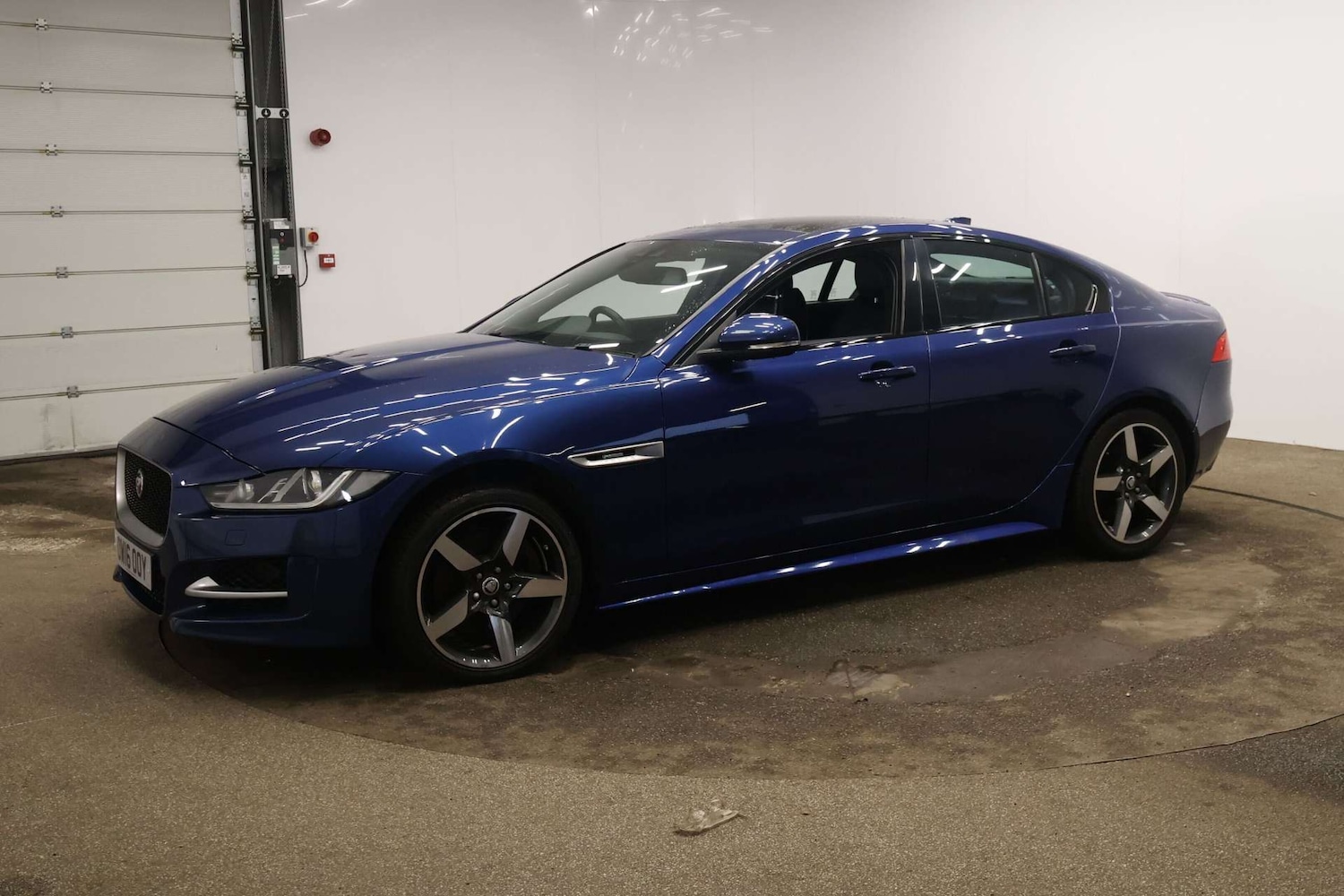 Used Jaguar XE 2016 for sale - 77342157: Photo 2