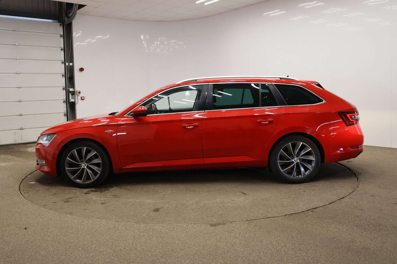 Used Skoda Superb 2017 for sale - 77953380: Photo 4