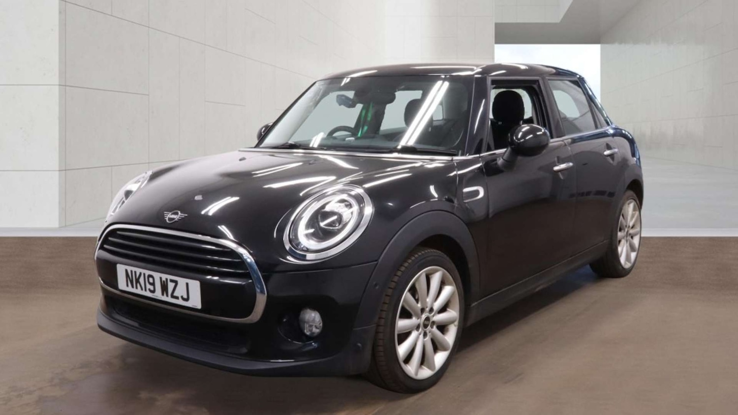 Used MINI Hatch 2019 for sale - 78068136: Photo 2