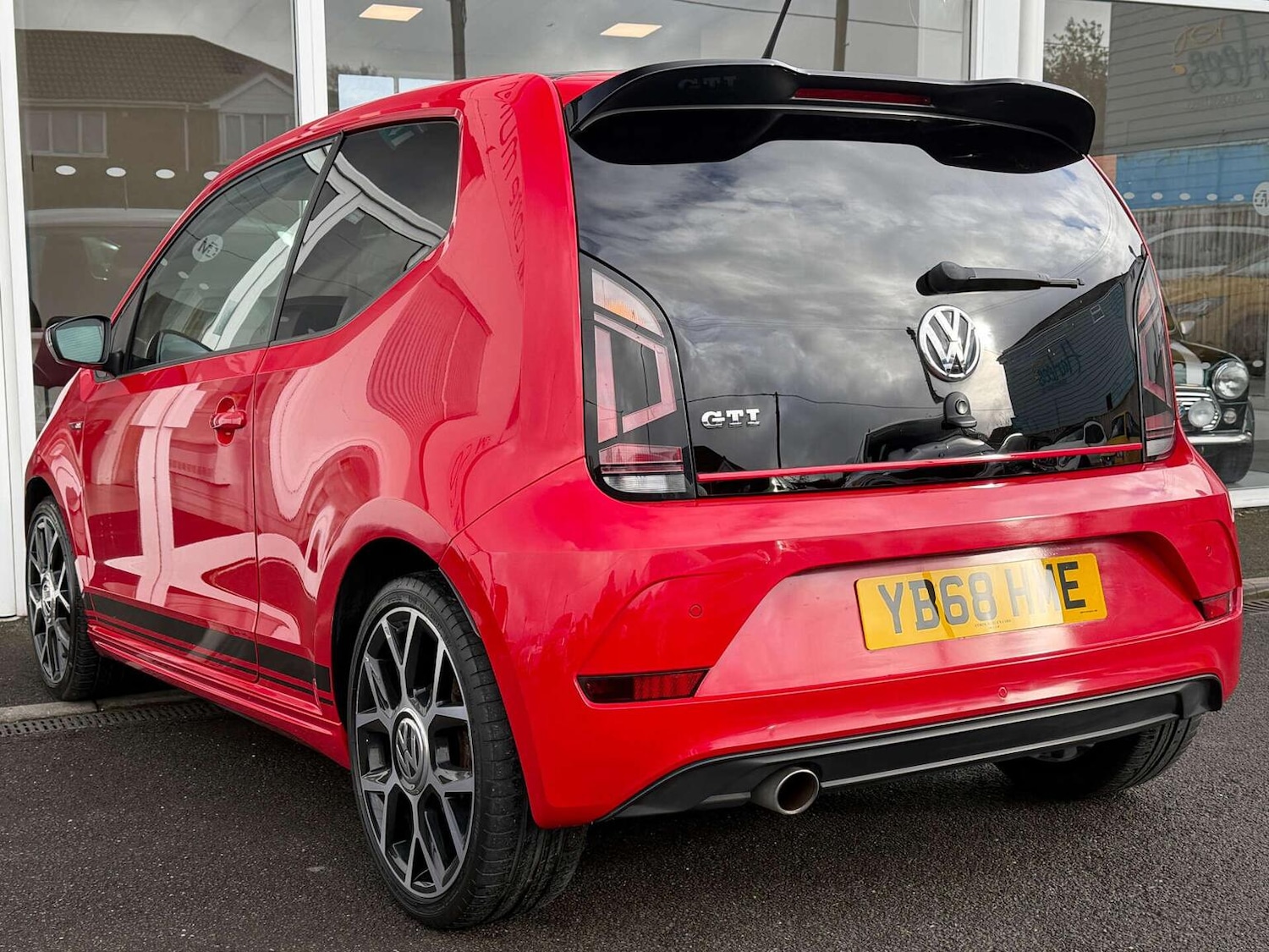 Used Volkswagen up! 2018 for sale - 77687689: Photo 2