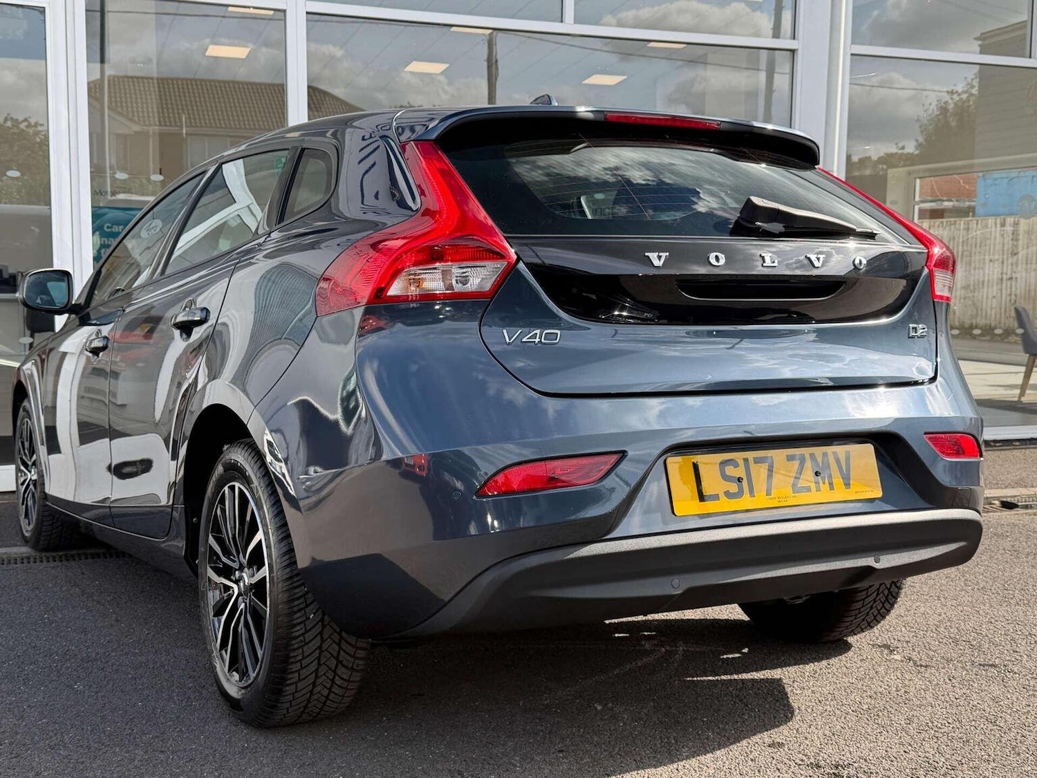 Used Volvo V40 2017 for sale - 76107419: Photo 2