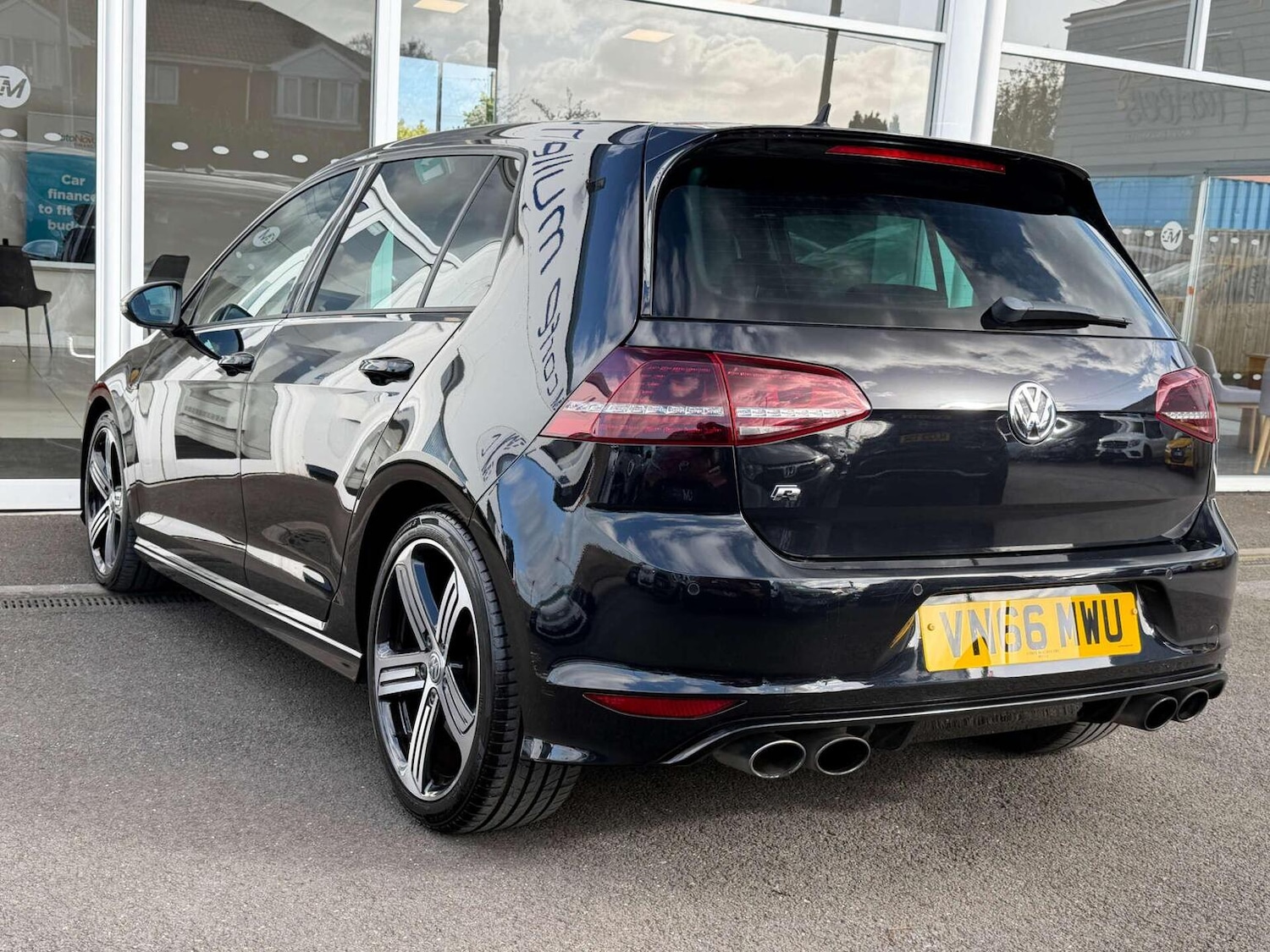 Used Volkswagen Golf 2016 for sale - 78070546: Photo 2