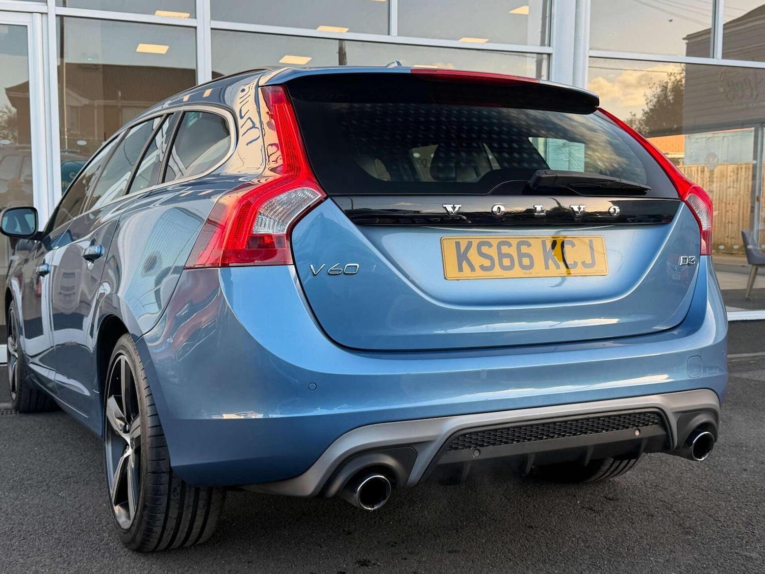 Used Volvo V60 2016 for sale - 76769795: Photo 2