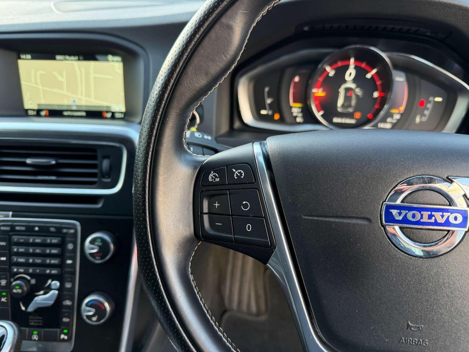 Used Volvo V60 2016 for sale - 76769795: Photo 5