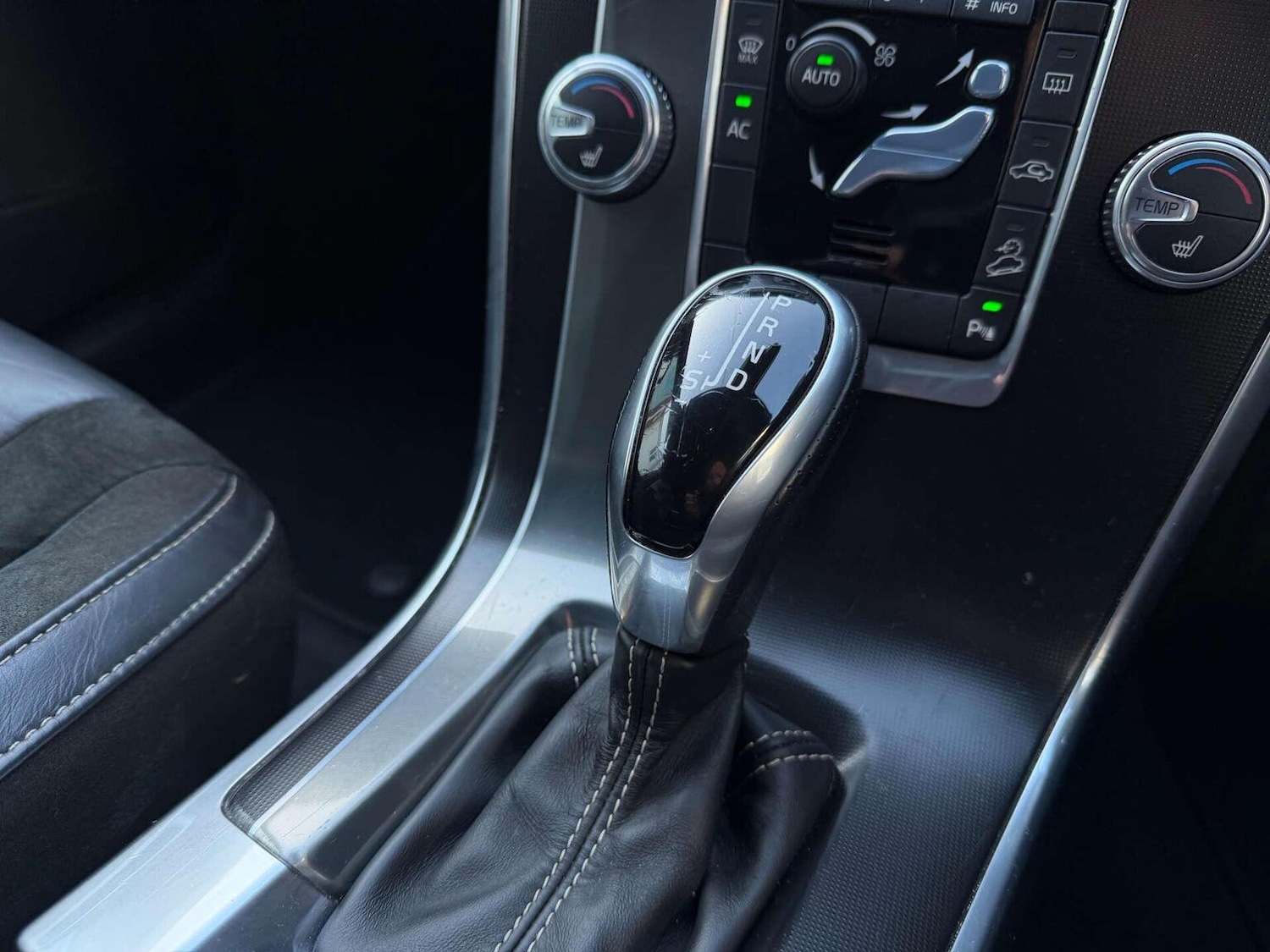 Used Volvo XC60 2015 for sale - 77921255: Photo 17