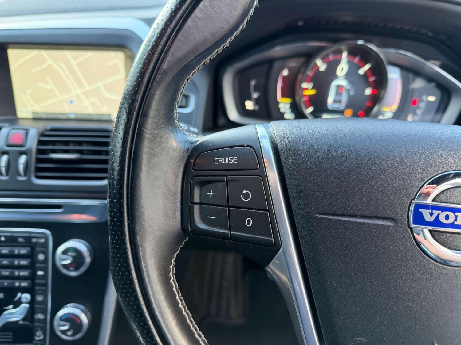 Used Volvo XC60 2015 for sale - 77921255: Photo 5