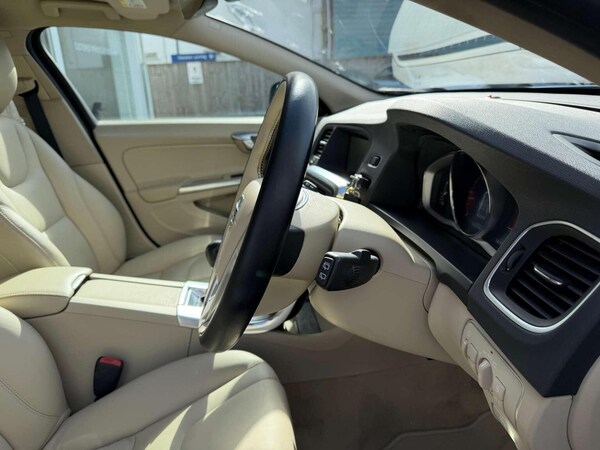 Used Volvo V60 2015 for sale - 76174102: Photo 24