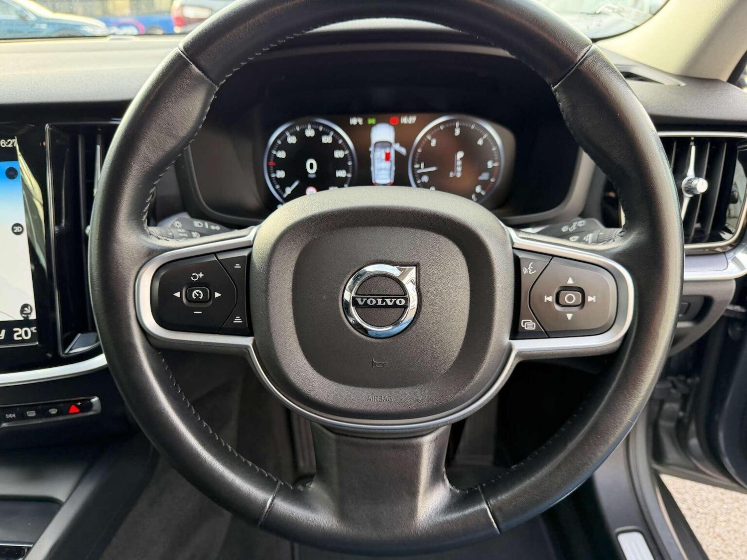Used Volvo V60 2019 for sale - 76120353: Photo 4
