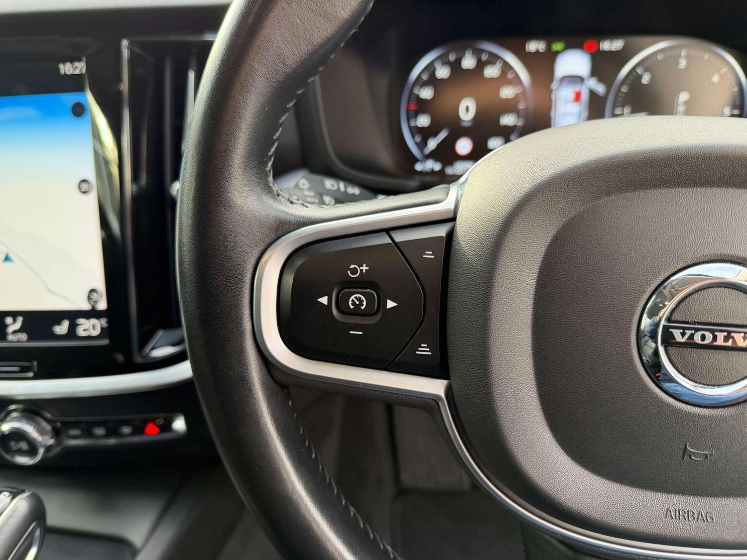 Used Volvo V60 2019 for sale - 76120353: Photo 5