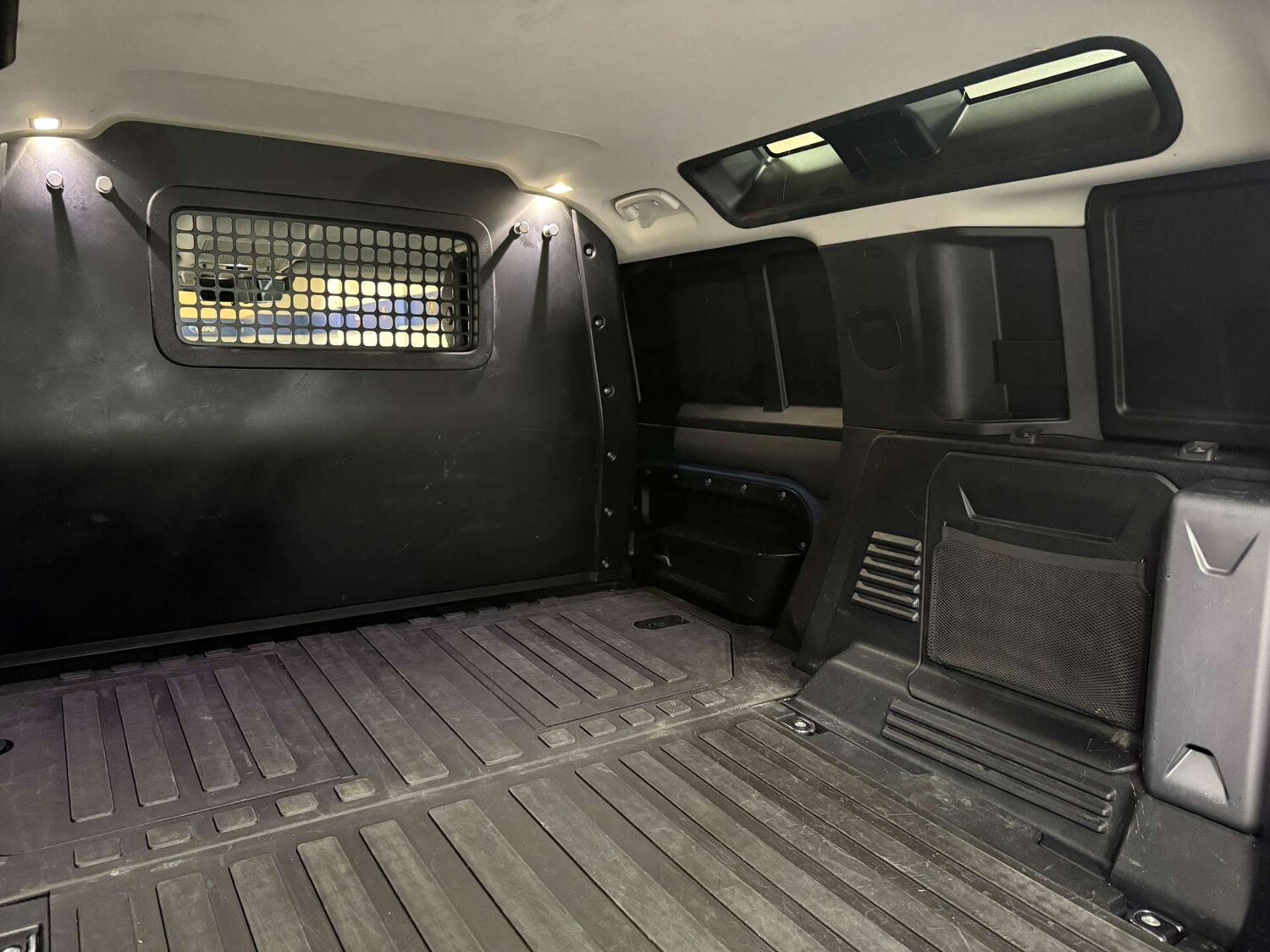 Used Land Rover Defender 2021 for sale - 76601919: Photo 50