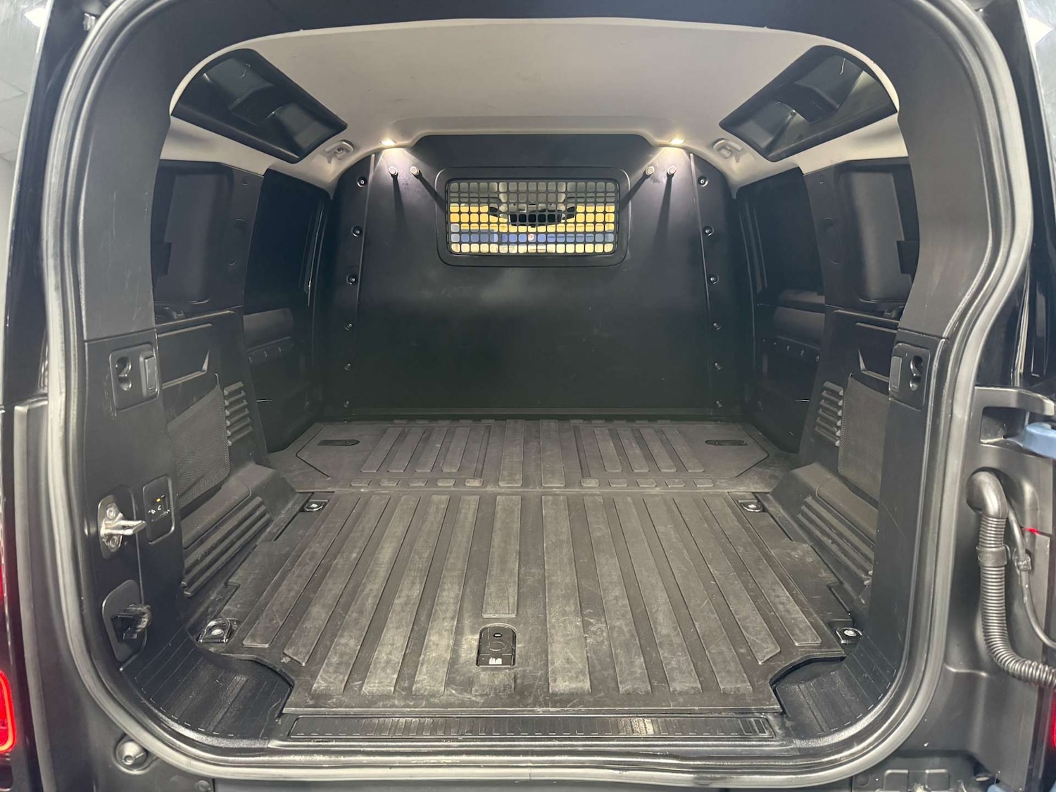 Used Land Rover Defender 2021 for sale - 76601919: Photo 51