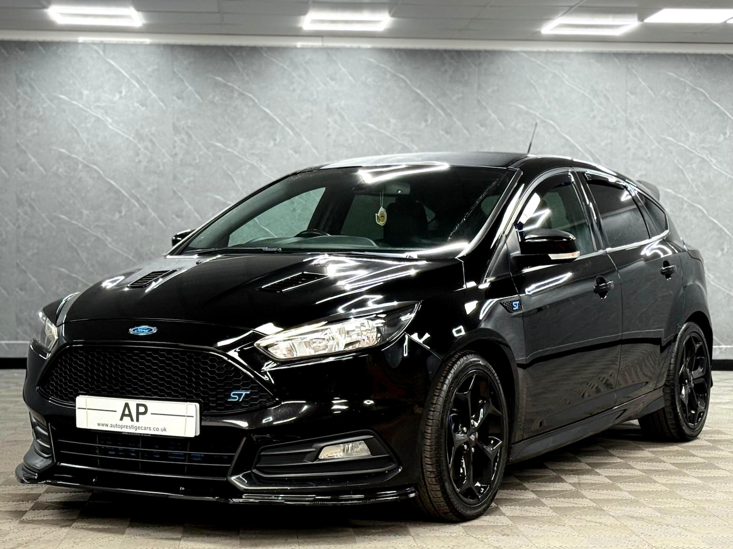Used Ford Focus 2017 for sale - 76527598: Photo 2