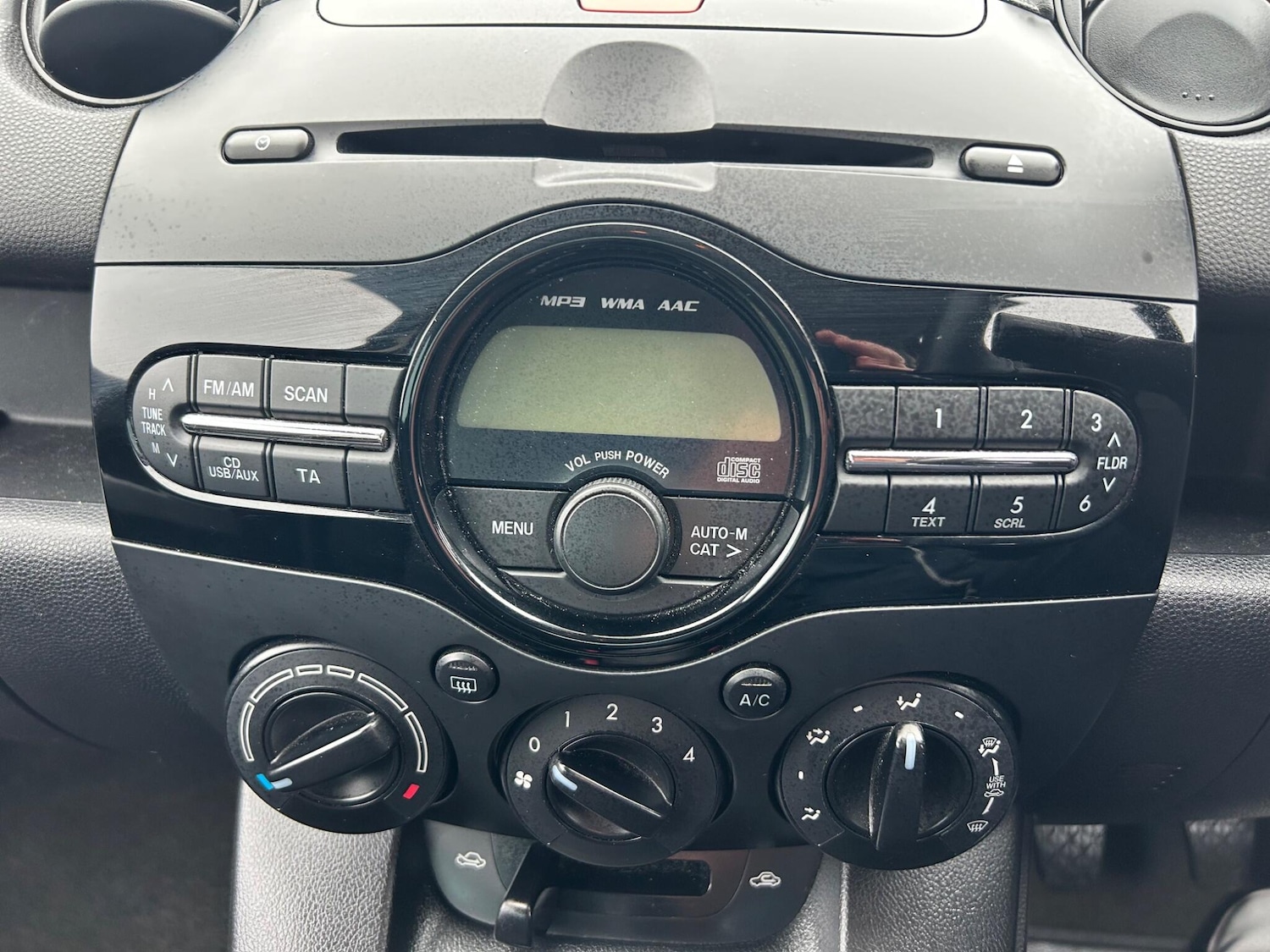 Used Mazda Mazda2 2014 for sale - 78034218: Photo 2