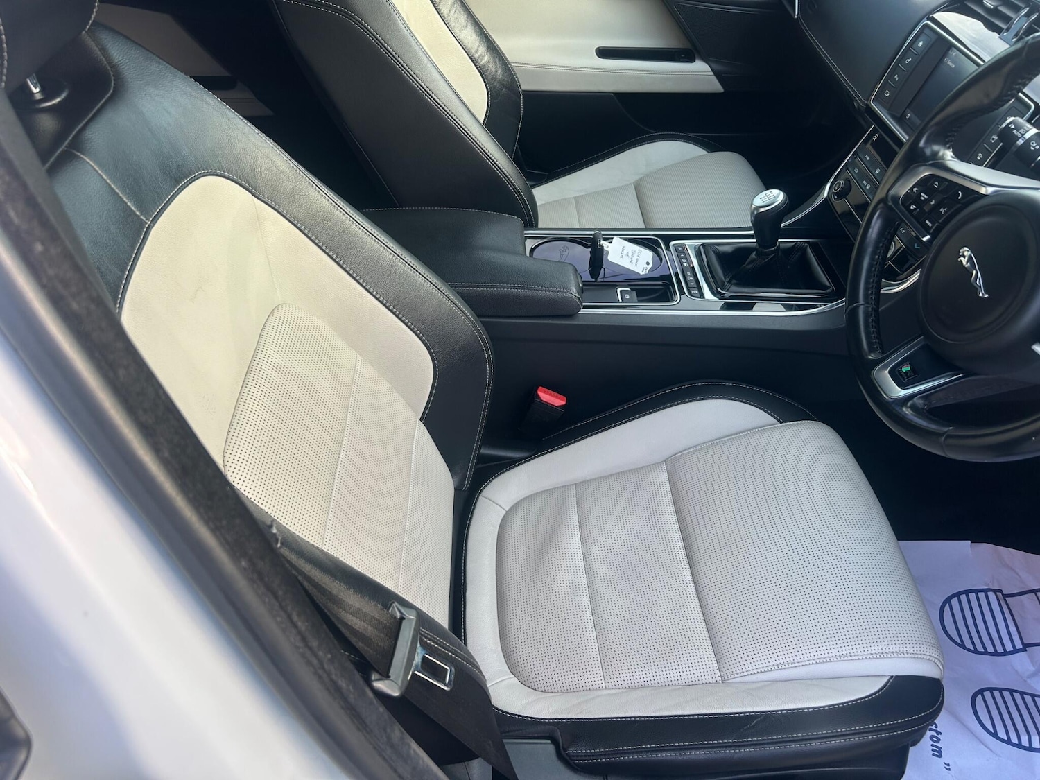 Used Jaguar XE 2016 for sale - 76667131: Photo 2