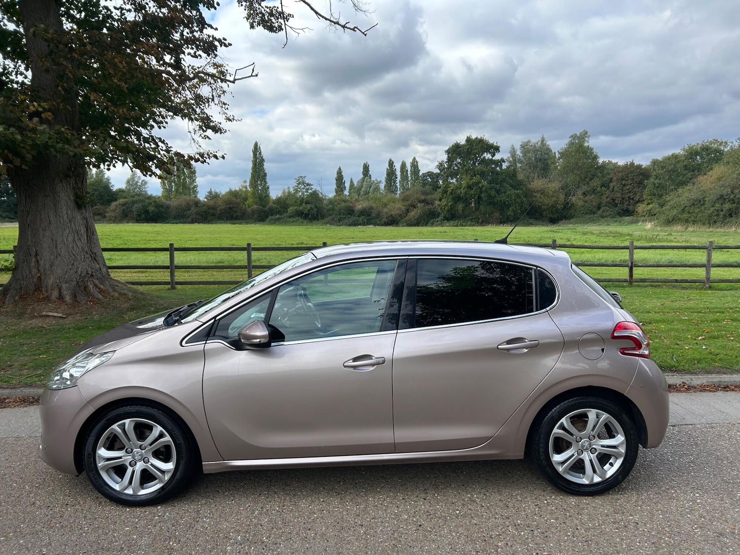 Used Peugeot 208 2013 for sale - 76083745: Photo 9