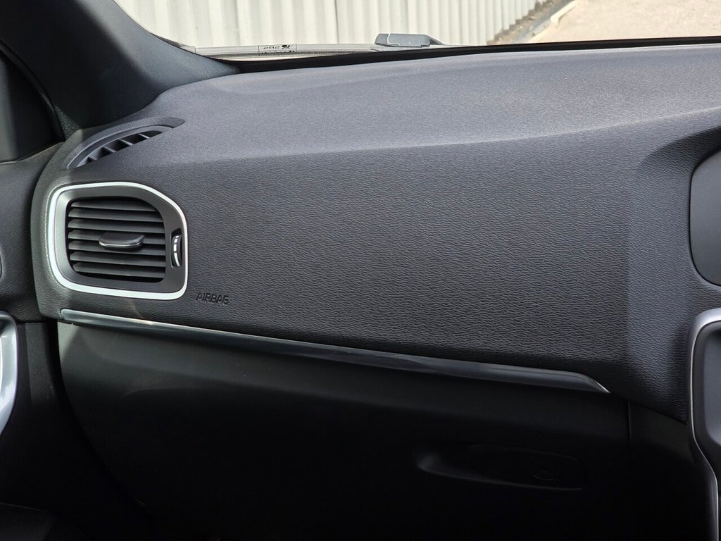 Used Volvo V40 2015 for sale - 77880079: Photo 14